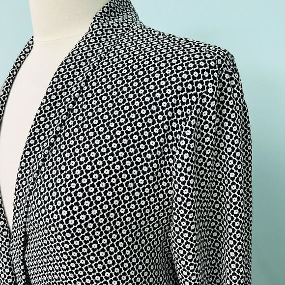 Max Studio Size Medium Long Sleeve Surplice Wrap Blouse Black White Clower 0660 - Picture 6 of 12
